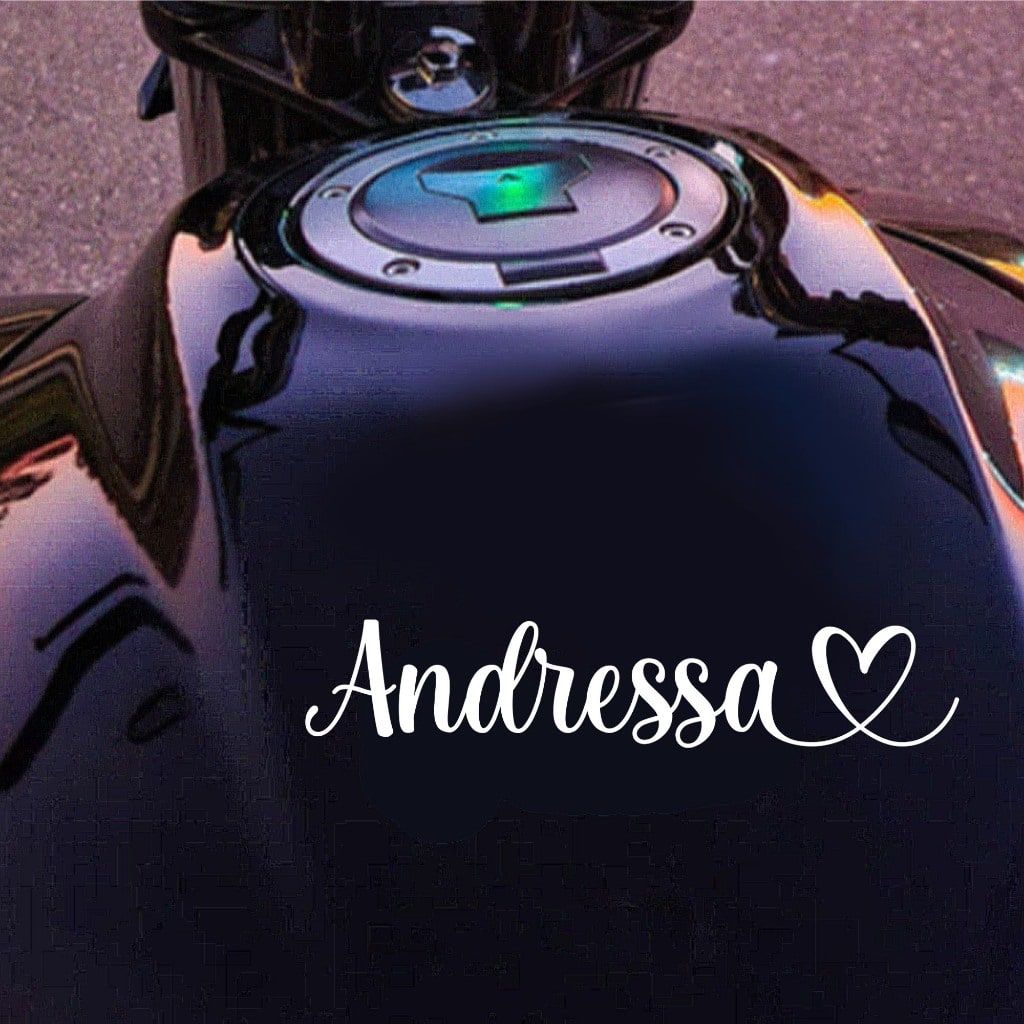 Tanque de moto preto com adesivo do nome "Andressa" em letra cursiva branca