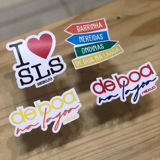 Adesivos coloridos recortados no formato de logos e placas