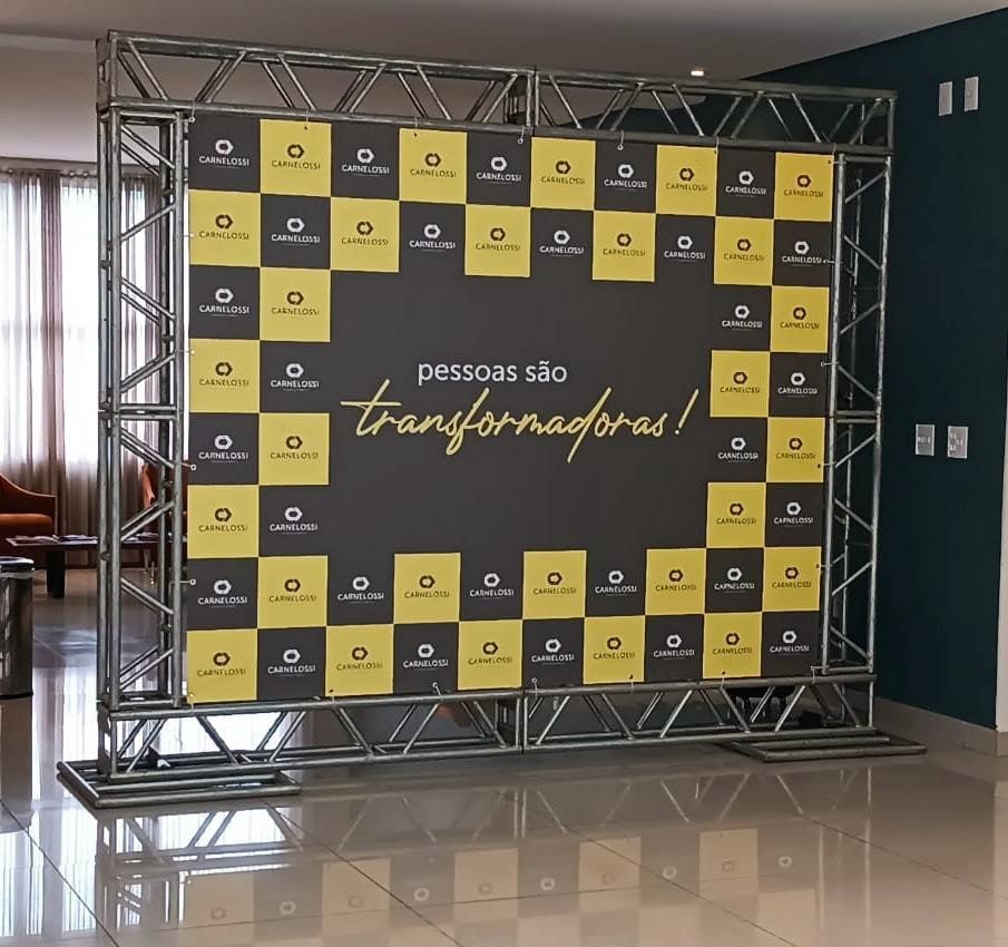 Backdrop em estrutura metálica com padrão xadrez amarelo e preto