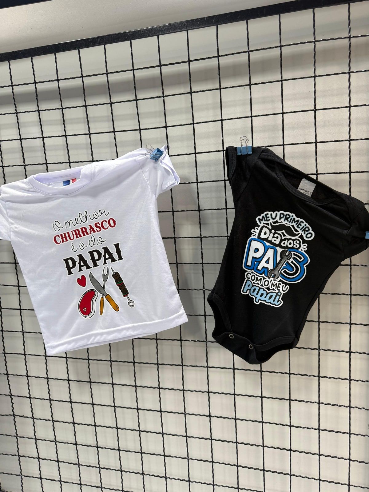 Camiseta infantil branca e body preto com frases de Dia dos Pais