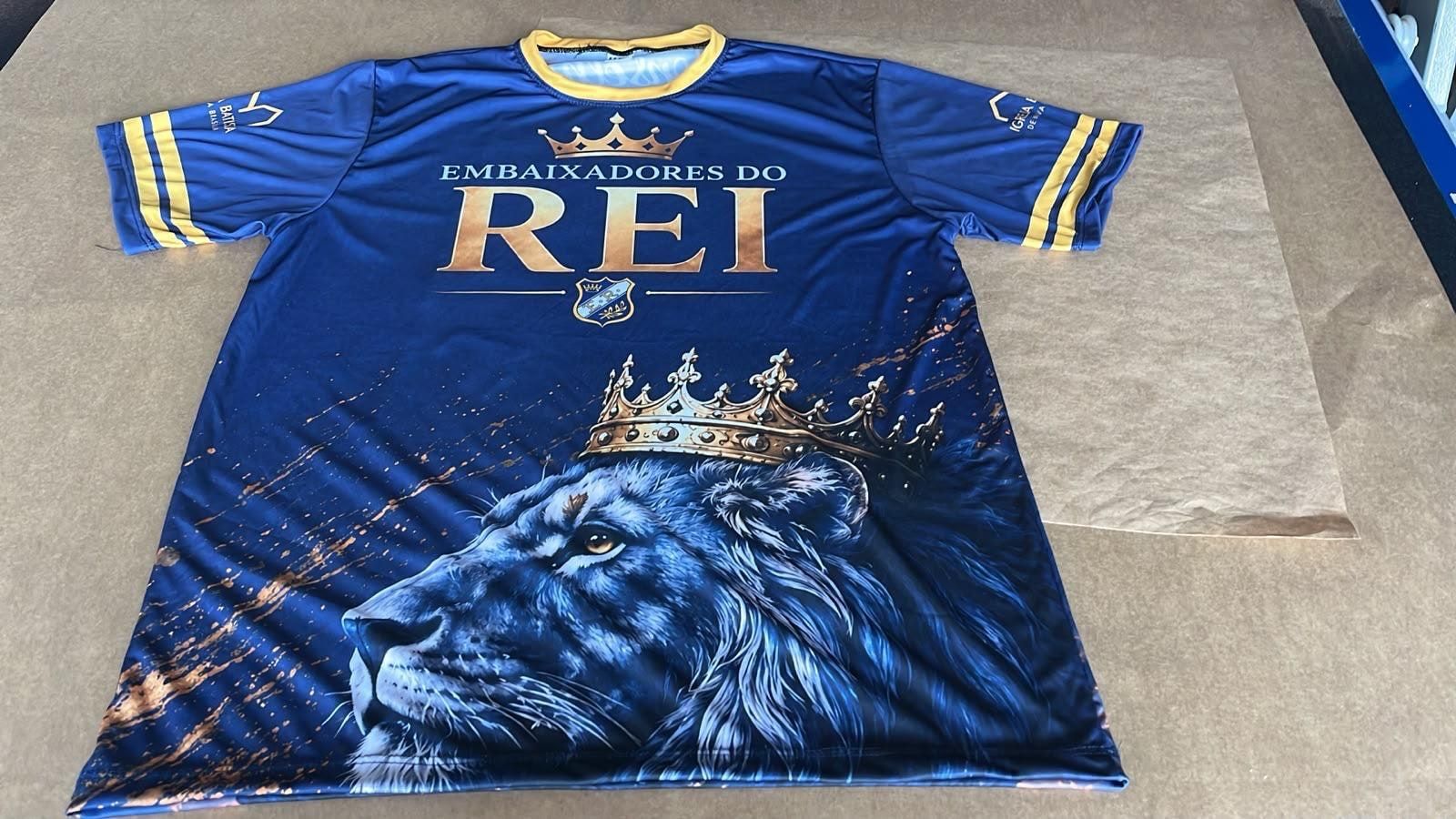 Camisa azul personalizada com a palavra Rei e um leão de coroa