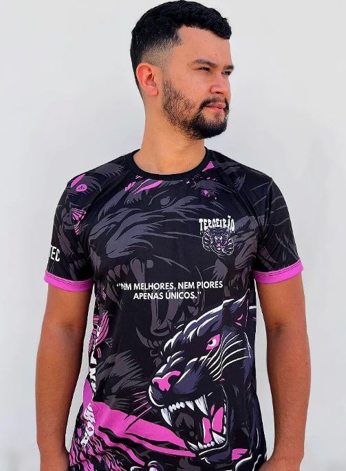 Rapaz vestindo camisa de terceirão preta com estampa de pantera em rosa