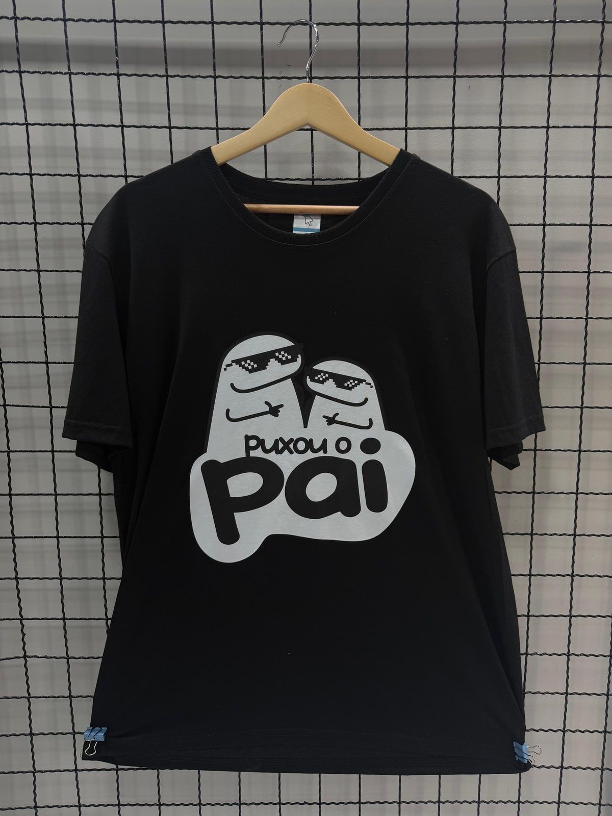 Camiseta preta com a estampa "Puxou o pai"