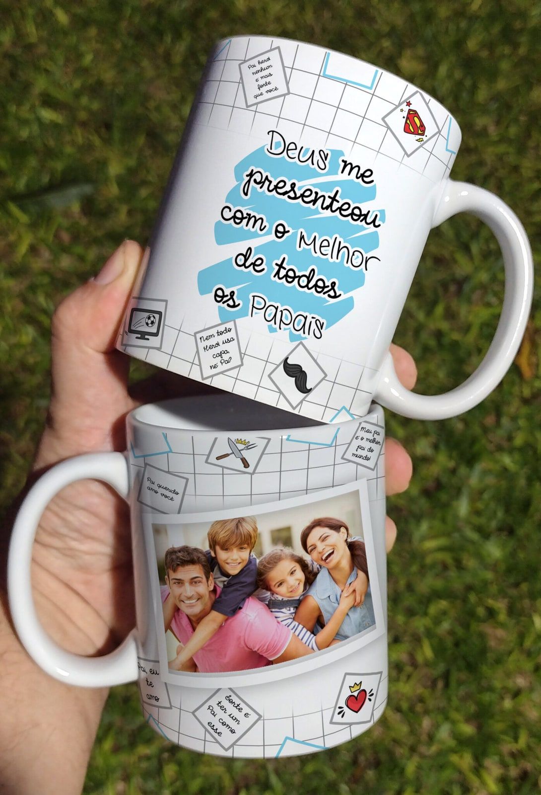Duas canecas personalizadas, uma com frase e outra com foto de família