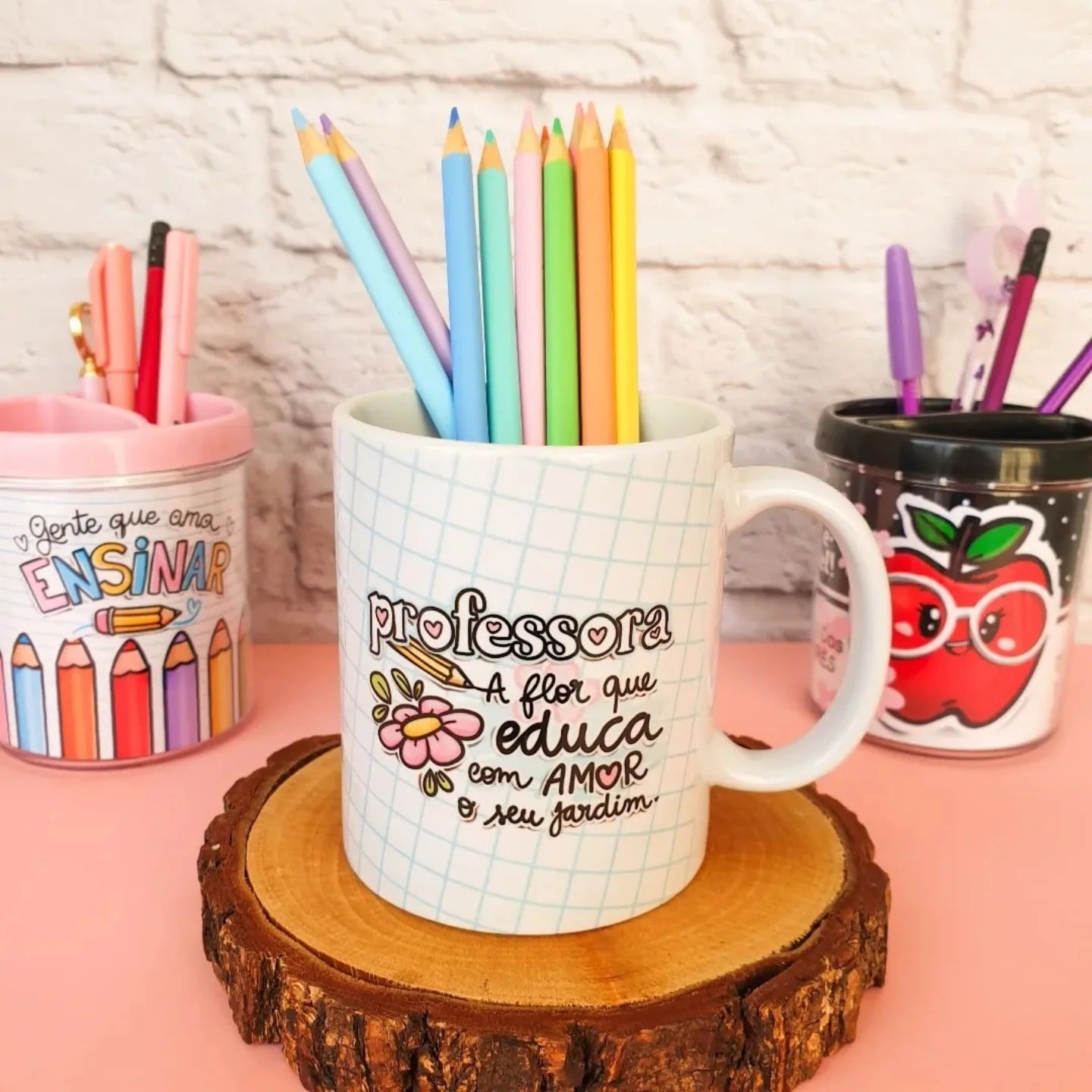 Caneca com frase para professora, usada como porta-lápis