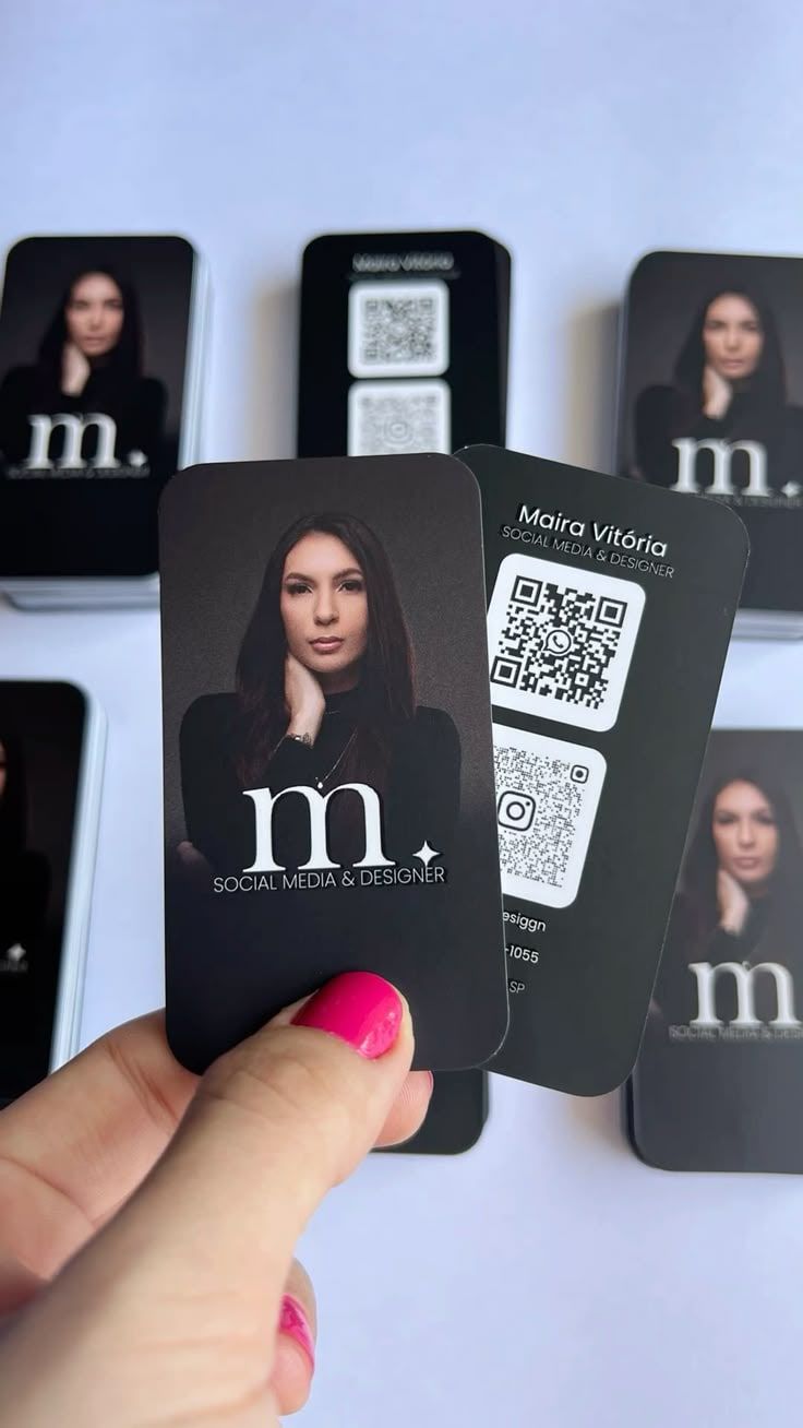 Cartões de visita pretos com foto e QR code no estilo de perfil de Instagram
