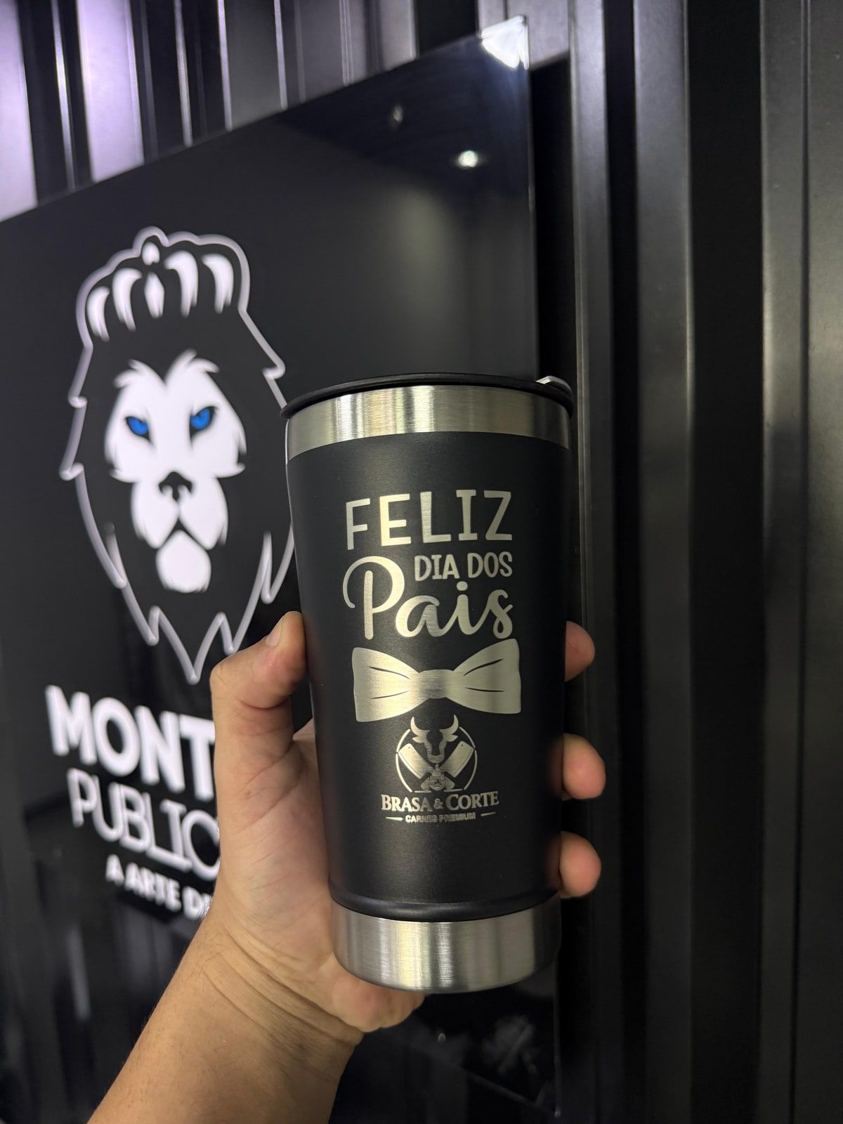Copo térmico preto com a frase "Feliz Dia dos Pais"