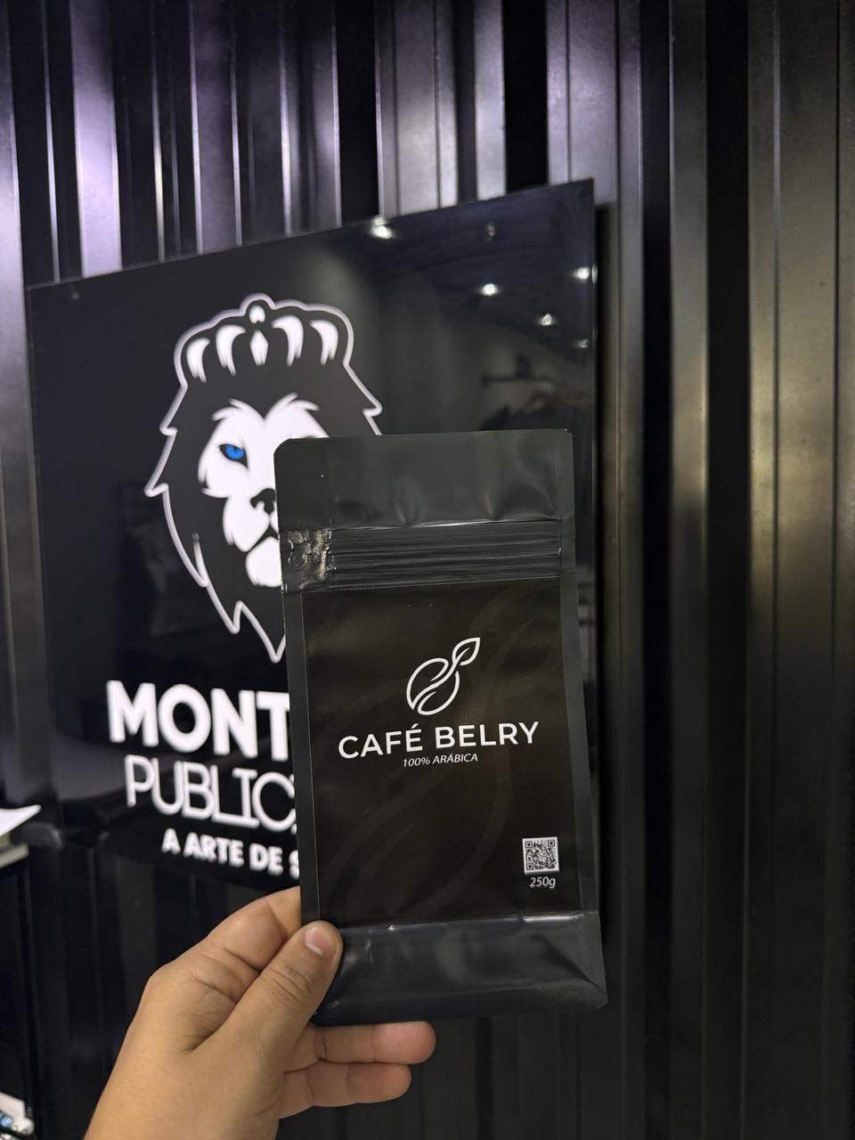 Embalagem preta de café com rótulo personalizado