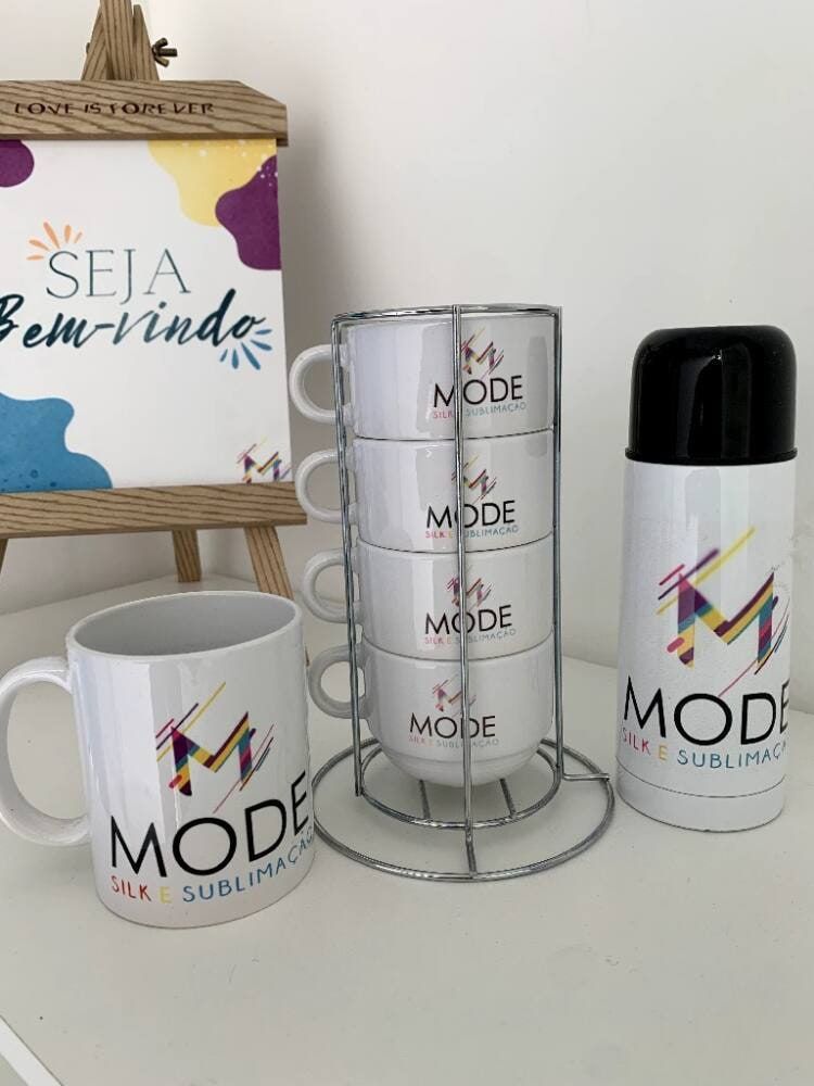 Kit com torre de xícaras, caneca e garrafa térmica com a mesma logo