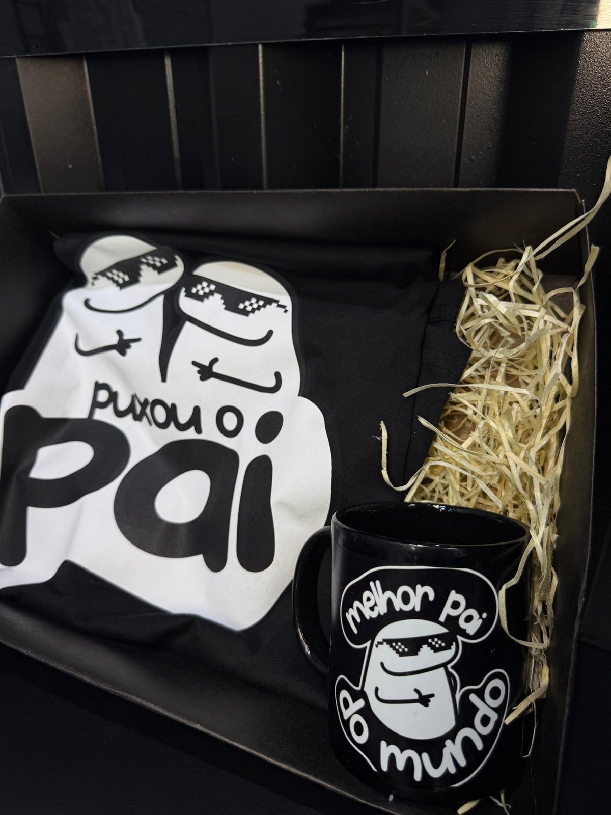 Kit de Dia dos Pais com camiseta e caneca personalizadas numa caixa preta