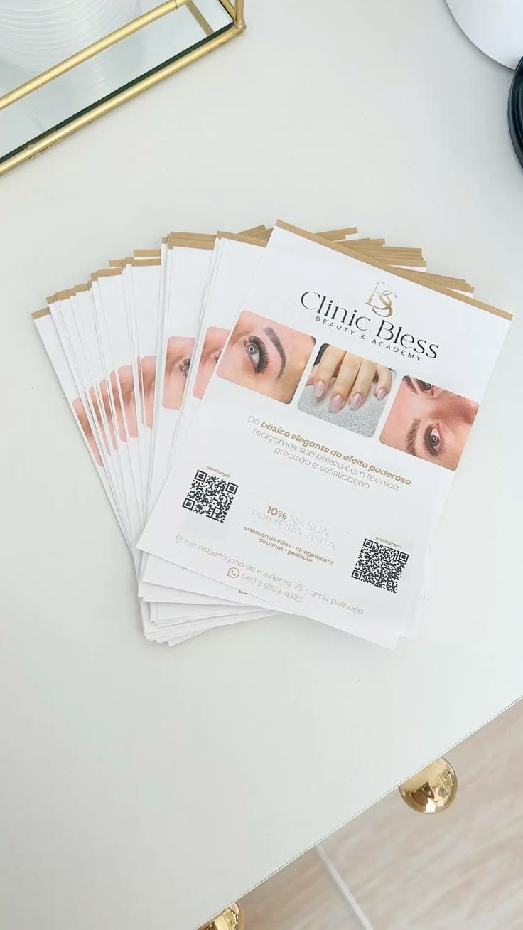 Pilha de panfletos de clínica de estética com QR code