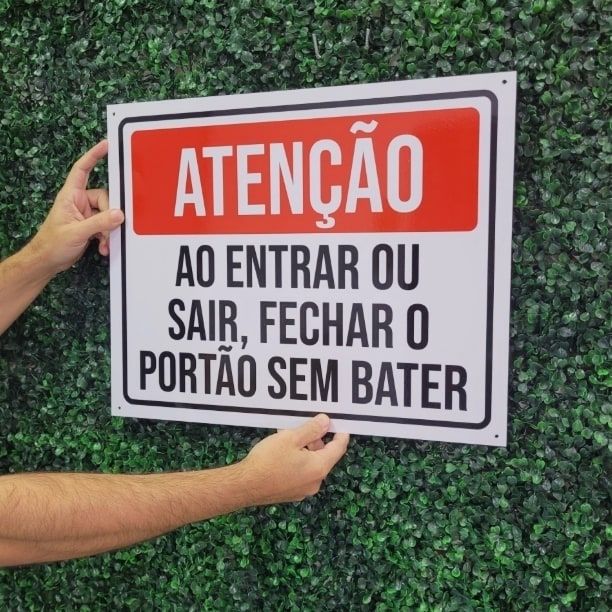 Placa de atenção com instrução para fechar o portão
