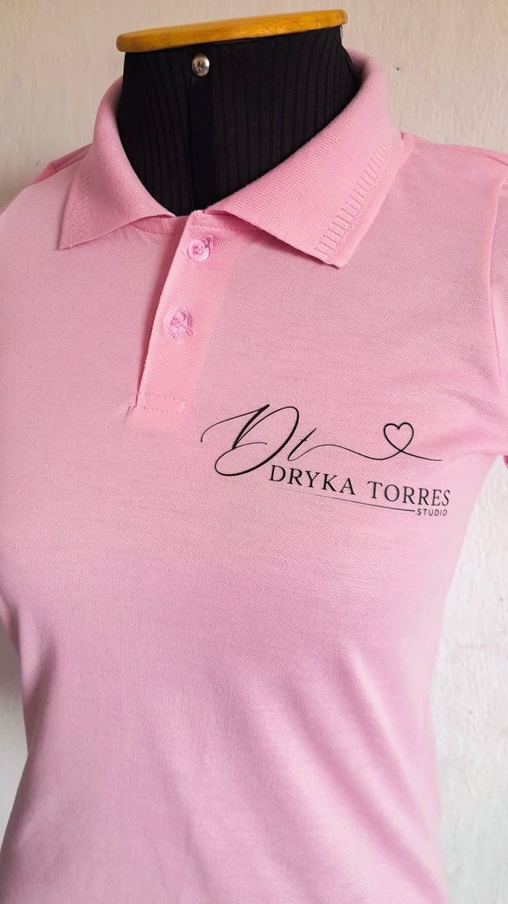 Camisa polo feminina rosa com logo no peito, em manequim